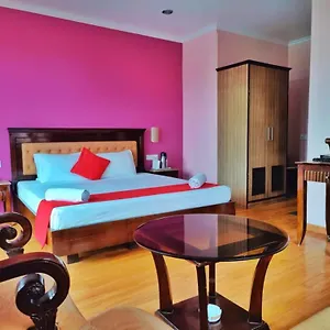 Marc Mall Road - Family Friendly & Parking - A Four Star Luxury Mountain View Hotel Shimla